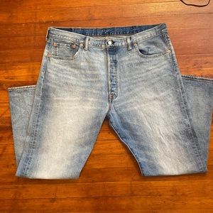 Men’s Levi’s light wash jeans [40x30]